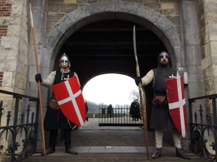 Twee ridders bewaken de poort van kasteel Heeswijk